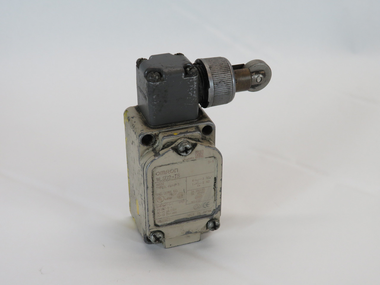 Omron WLSD2-TS Limit Switch 250VAC 48VDC 2A C/W Plunger Actuator USED