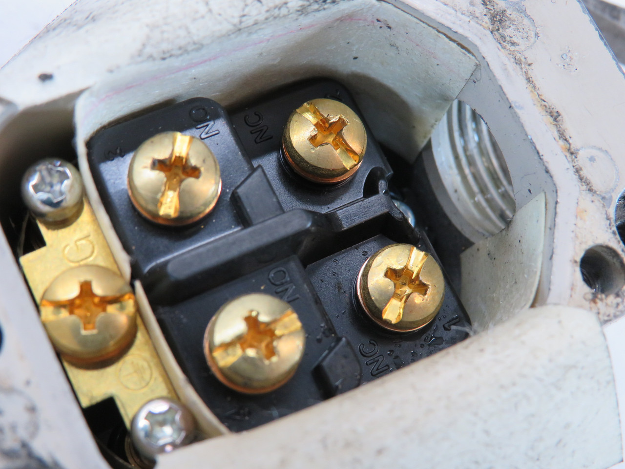 Omron WLSD2-TS Limit Switch 250VAC 48VDC 2A C/W Plunger Actuator USED