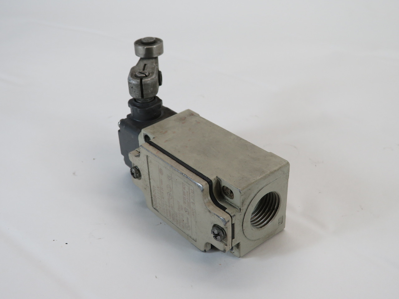 Omron D4B-3111N Limit Switch 400V 2A C/W Roller Lever Actuator USED