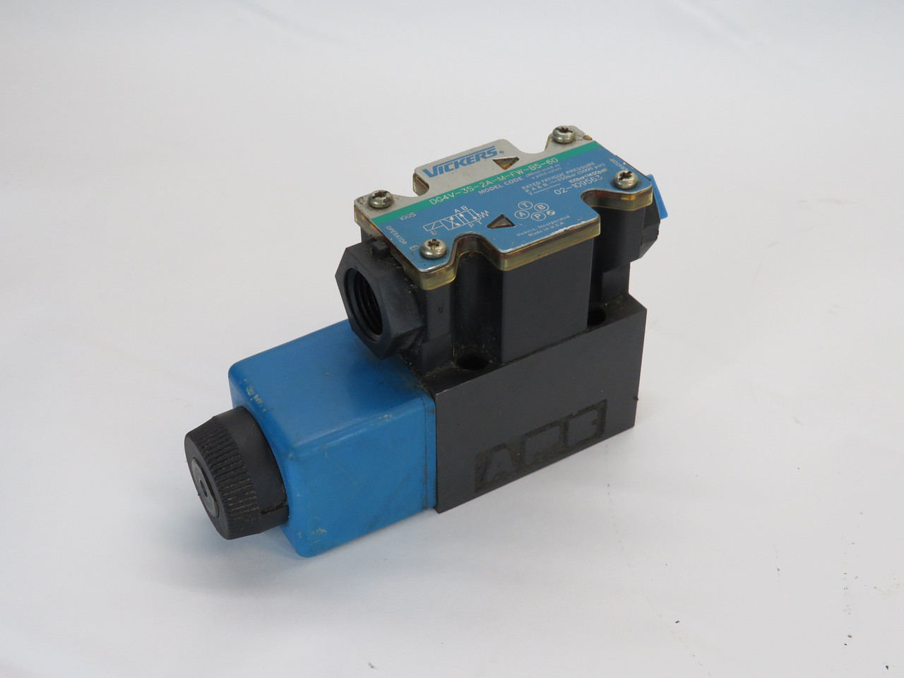 Vickers DG4V-3S-2A-M-FW-B5-60 Directional Valve 120V@60Hz COSMETIC DAMAGE USED