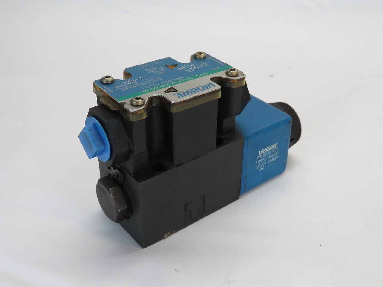 Vickers DG4V-3S-2A-M-FW-B5-60 Directional Valve 120V@60Hz SHELF WEAR USED