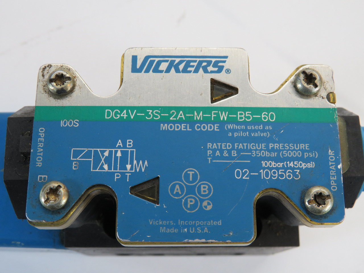 Vickers DG4V-3S-2A-M-FW-B5-60 Directional Valve 120V@60Hz SHELF WEAR USED