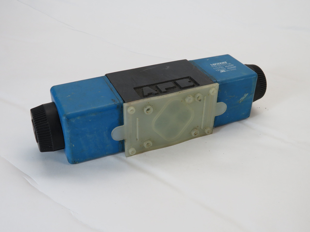 Vickers DG4V-3S-6C-M-U-B5-60 Solenoid Valve 110V@50Hz 120V@60Hz CHIPPED USED