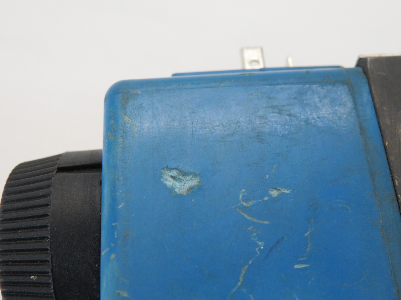 Vickers DG4V-3S-6C-M-U-B5-60 Solenoid Valve 110V@50Hz 120V@60Hz CHIPPED USED