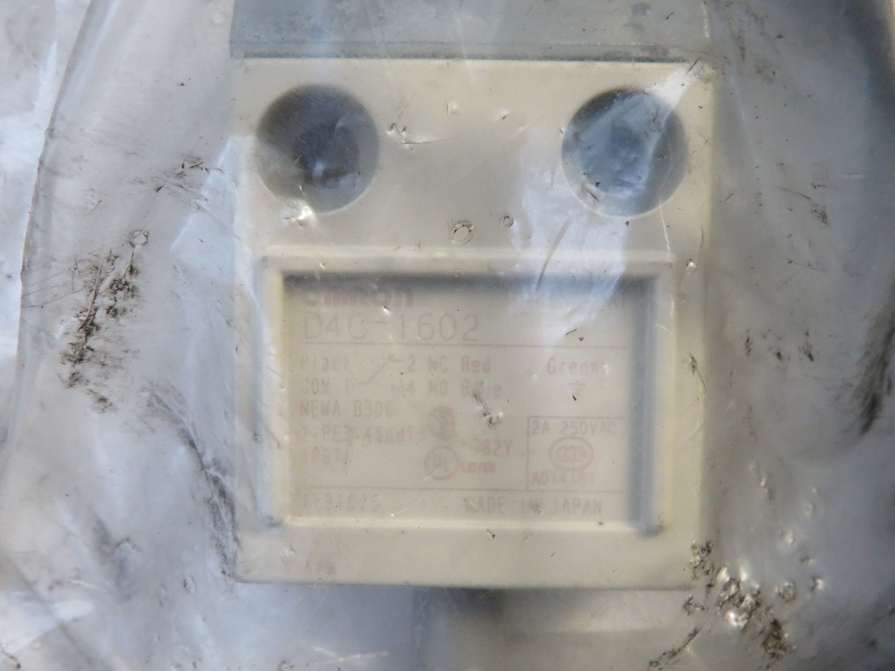 Omron D4C-1602 Enclosed Roller Plunger Limit Switch 2A@250VAC DIRTY BAG NWB