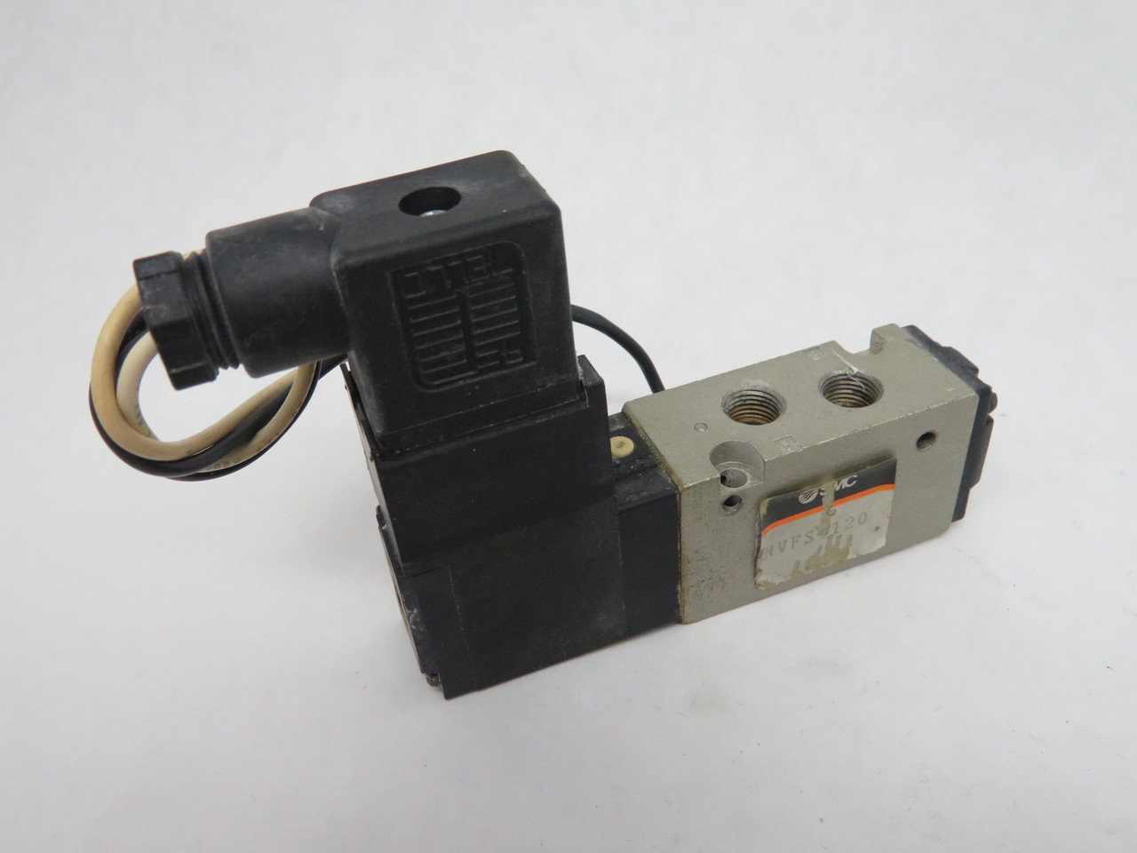 SMC NVFS1120 Solenoid Valve 88-132V 50Hz 94-138V 60Hz 1/8" NPT LABEL DMG USED
