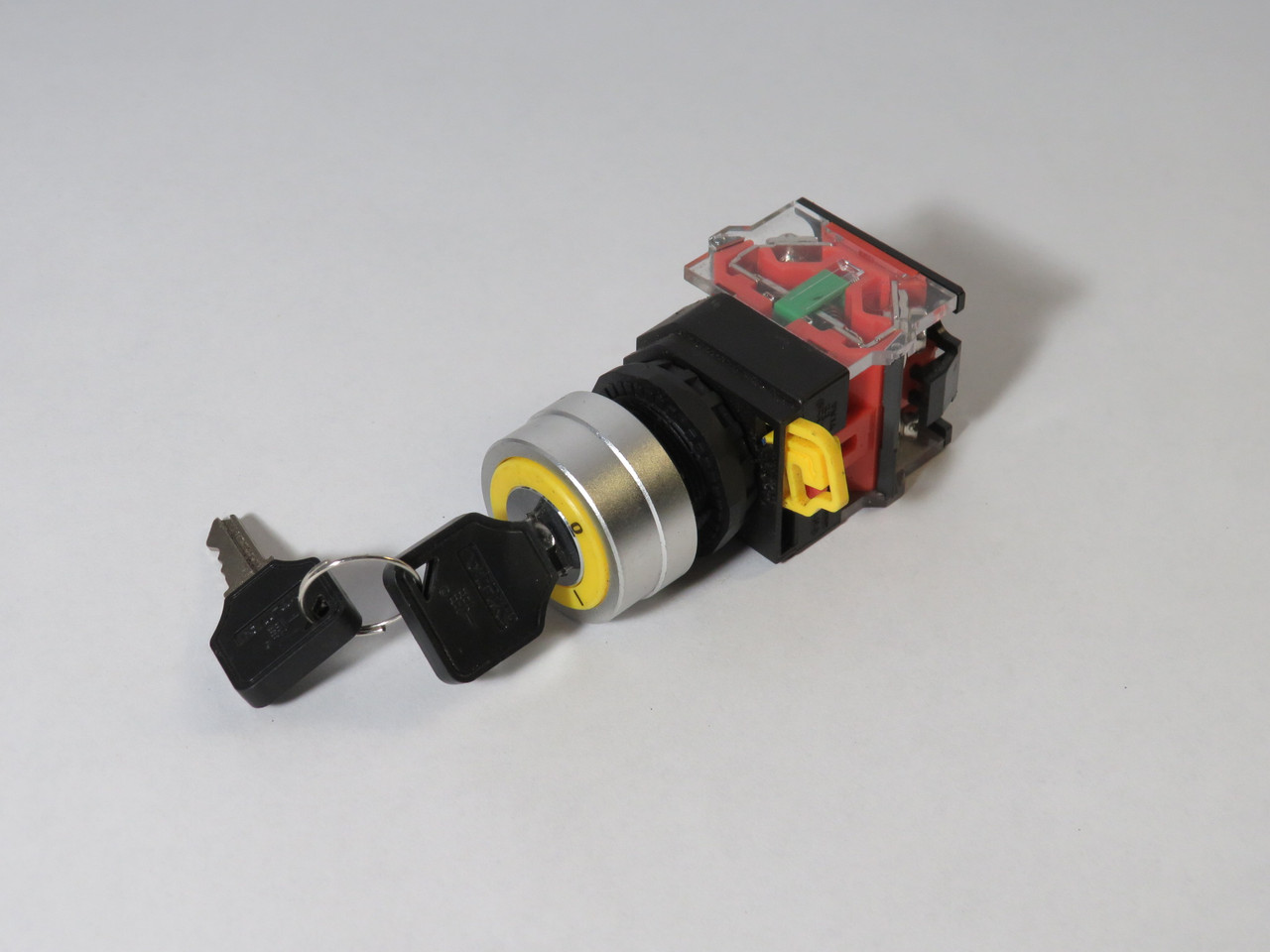 Yijia LA36-11Y/21 Keyed Selector Switch 2-Position Maintained 660V 1NO 1NC NOP