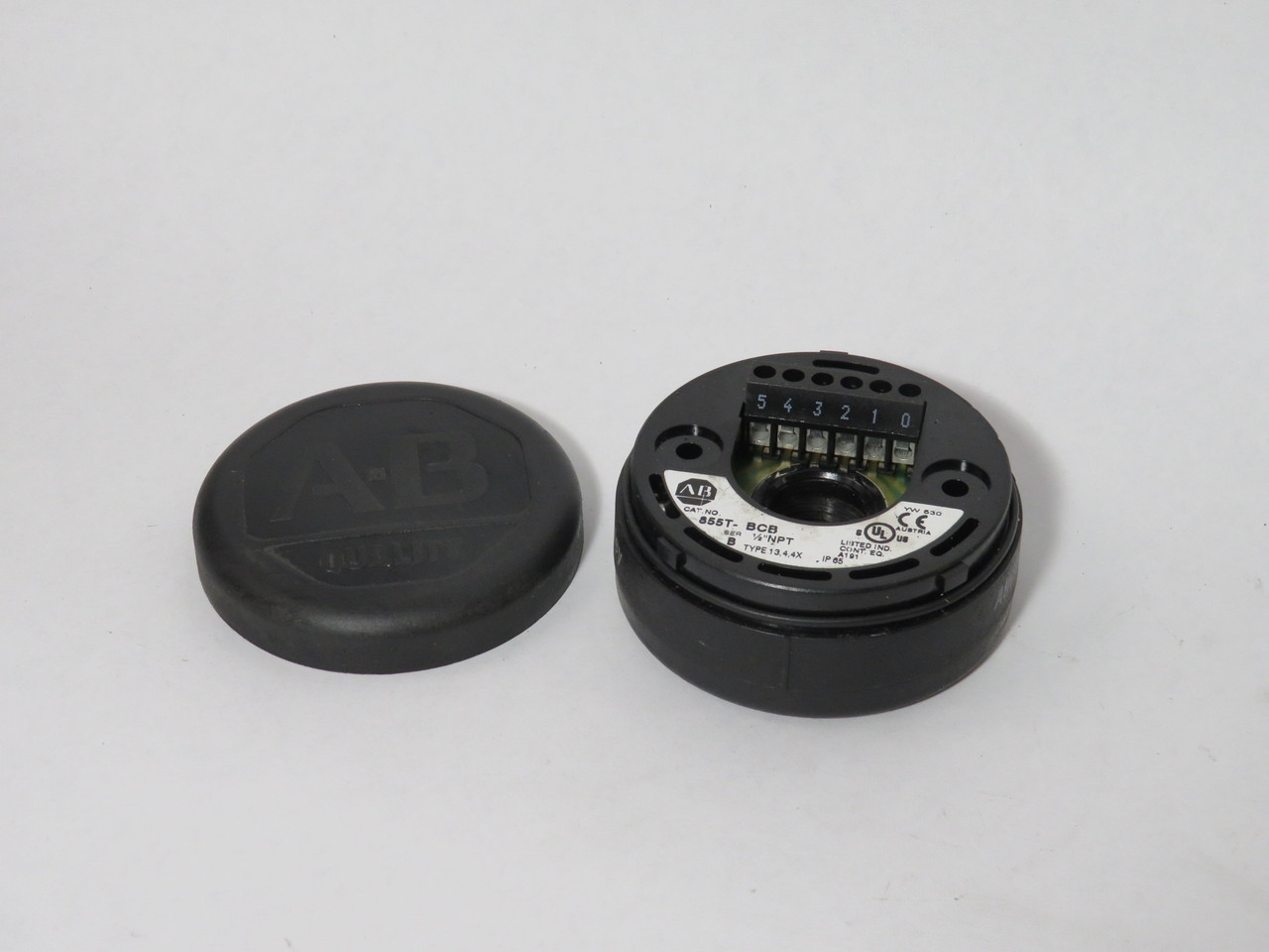 Allen-Bradley 855T-BCBC Ser B Stacklight Mounting Base and Cap COSMETIC DMG USED