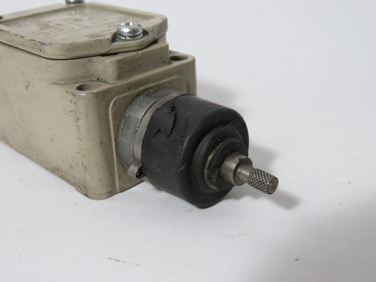 Omron WLNJ-TS Limit Switch 250VAC 48VDC 2A COSMETIC DAMAGE TO HEAD USED