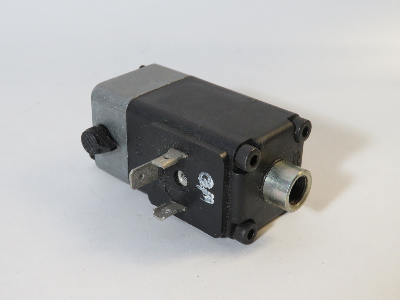Warcom ULCSV/R11060 Solenoid Valve 3/2 N.C. 110V 60Hz BOX DAMAGE NEW