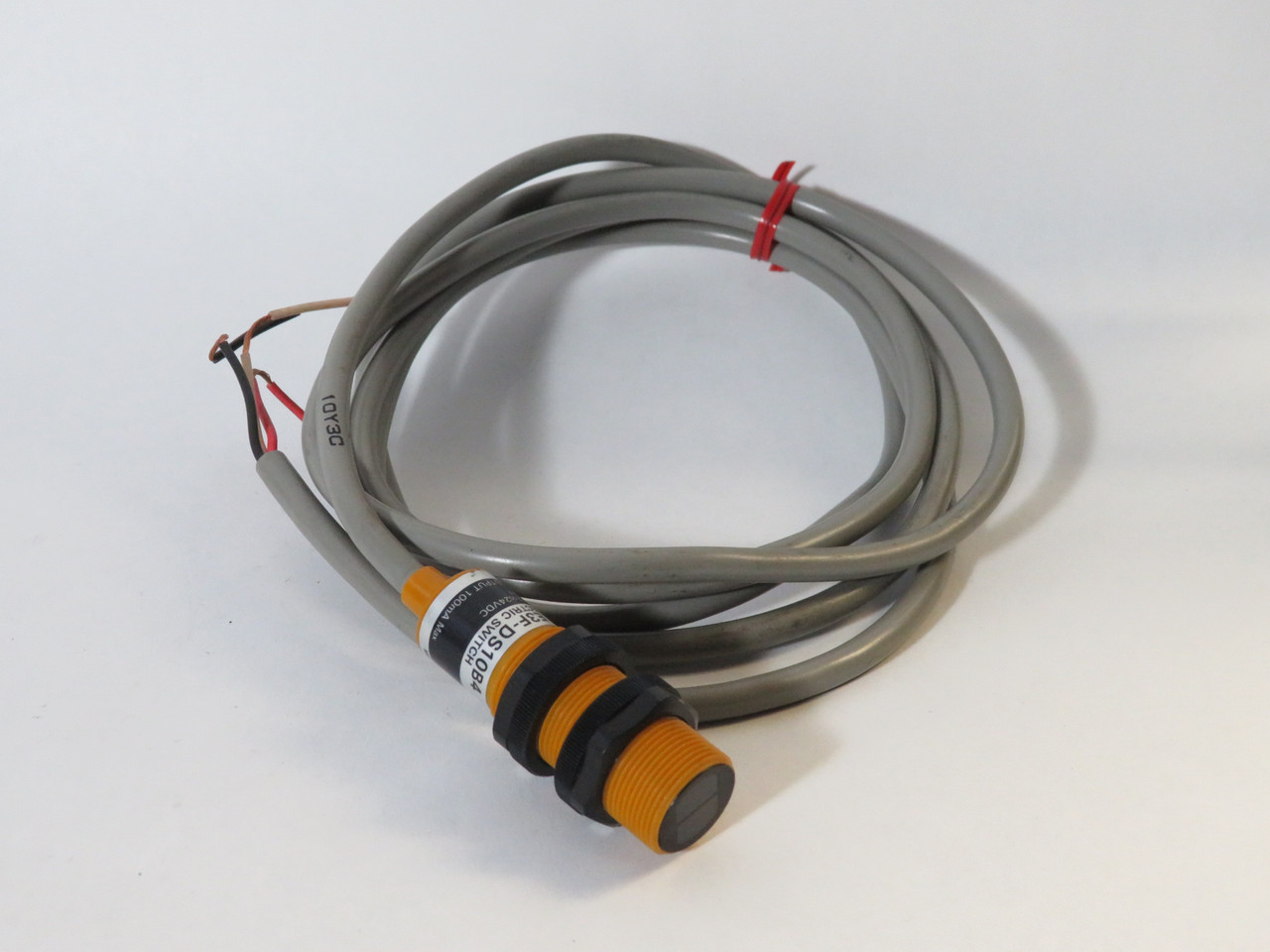 Omron E3F-DS10B4 Photoelectric Sensor 12-24VDC 100mA 0.1m Distance 2m L NOP