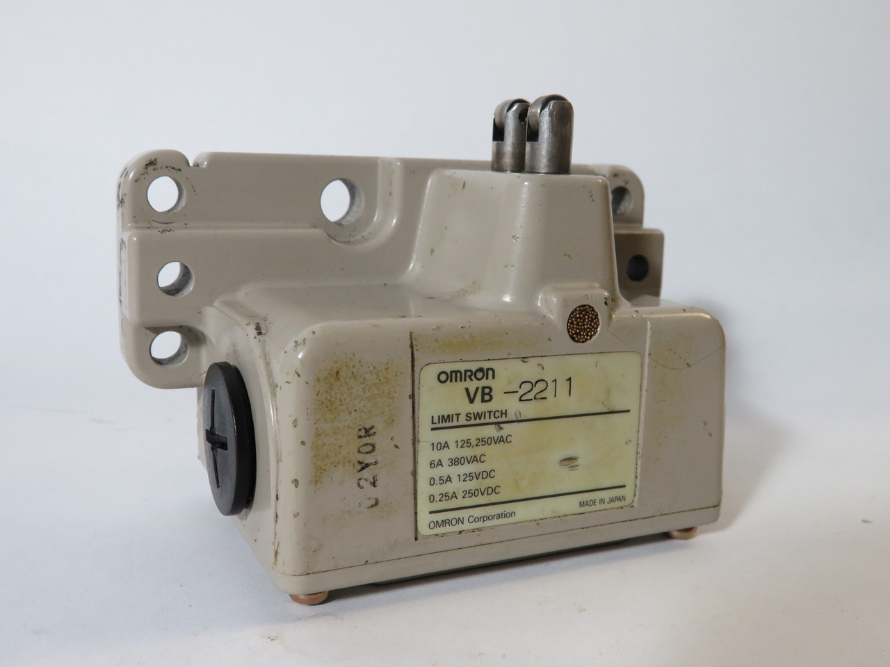 Omron VB-2211 2-Plunger Multiple Limit Switch w/ Roller Plunger Actuator USED