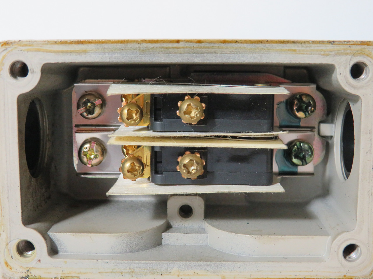 Omron VB-2211 2-Plunger Multiple Limit Switch w/ Roller Plunger Actuator USED