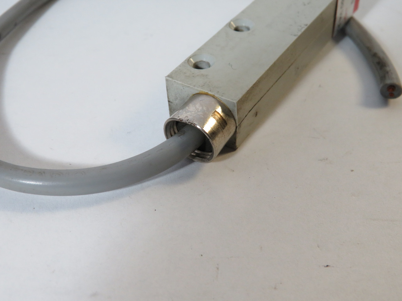 Kubler DRS Magnetic Proximity Switch 220VAC/DC 60VA 12" L MISSING NUT USED