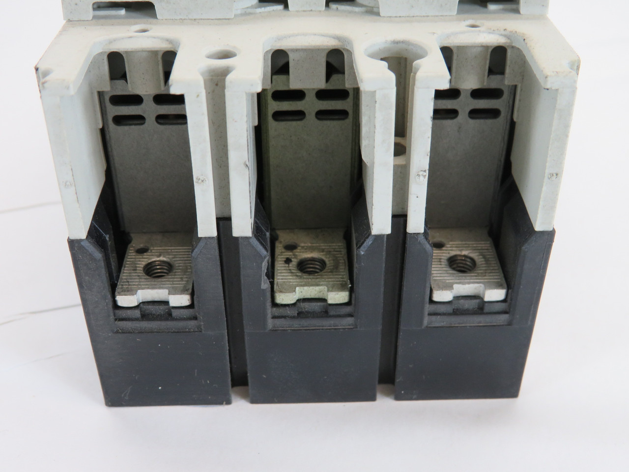 Mitsubishi NF63-CV3P40A Circuit Breaker 40A 600V 3-Pole MISSING SCREWS USED