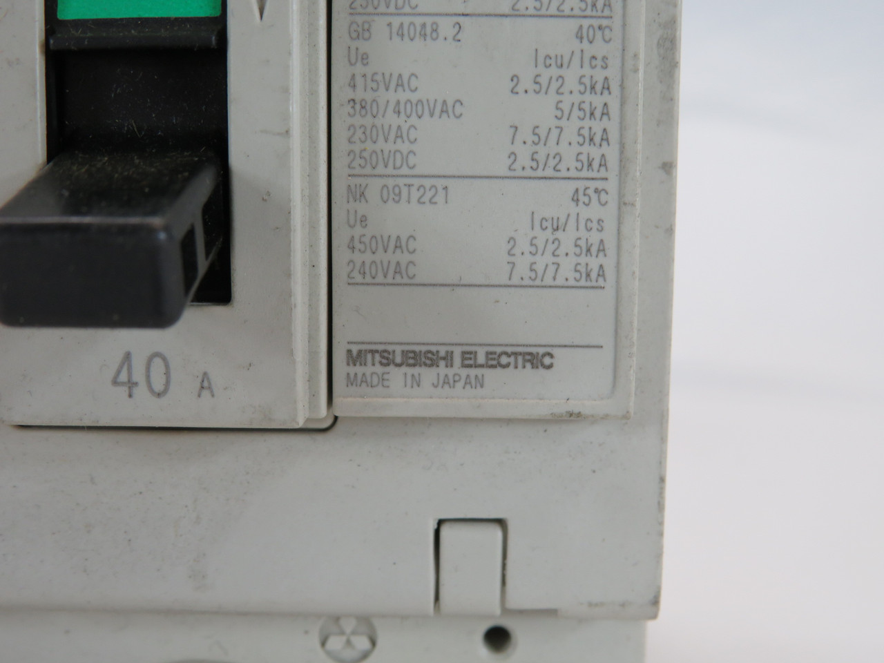 Mitsubishi NF63-CV3P40A Circuit Breaker 40A 600V 3-Pole MISSING SCREWS USED