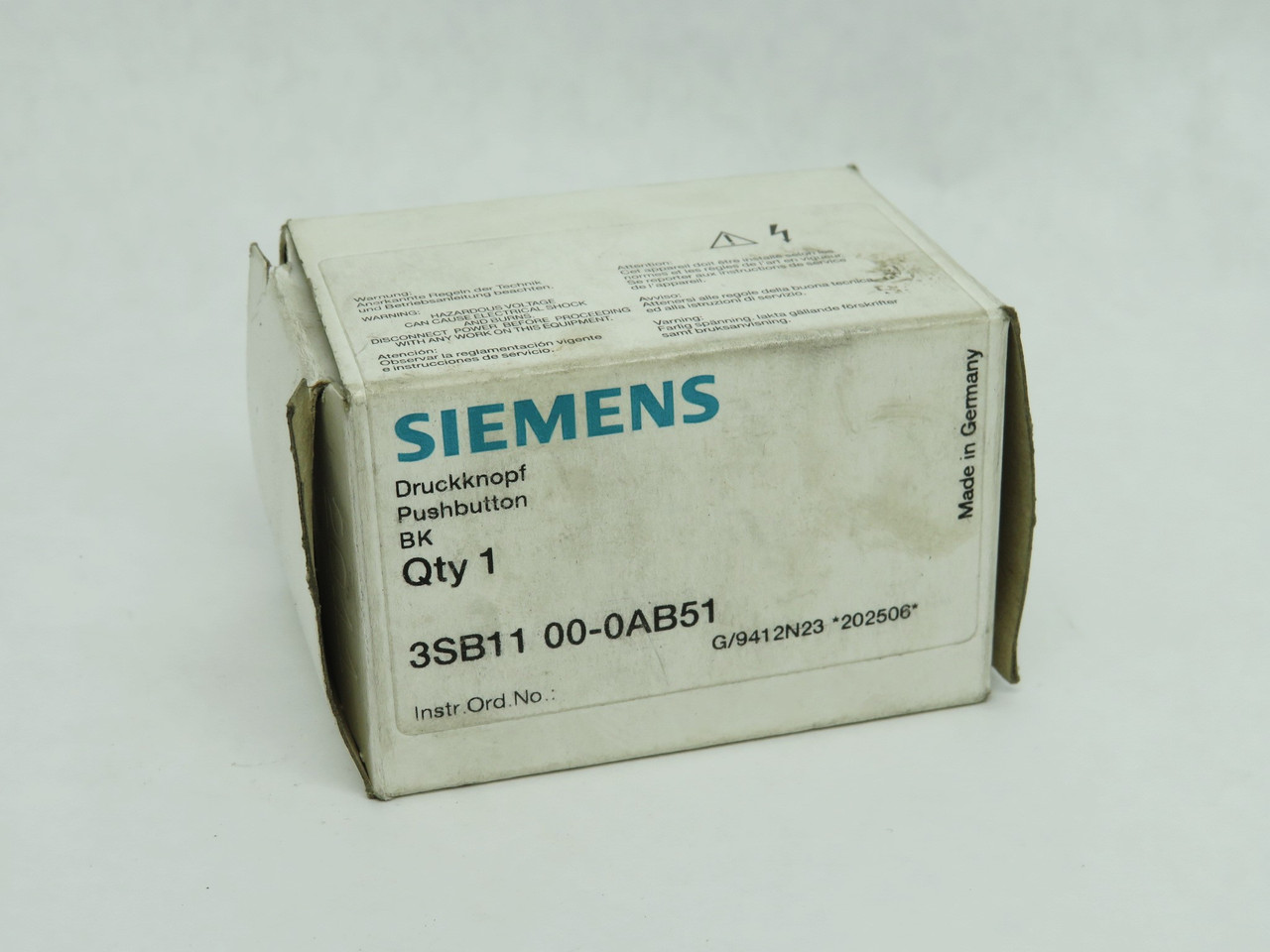 Siemens 3SB1100-0AB51 Momentary Push Button Operator Black Cap BOX WEAR NEW