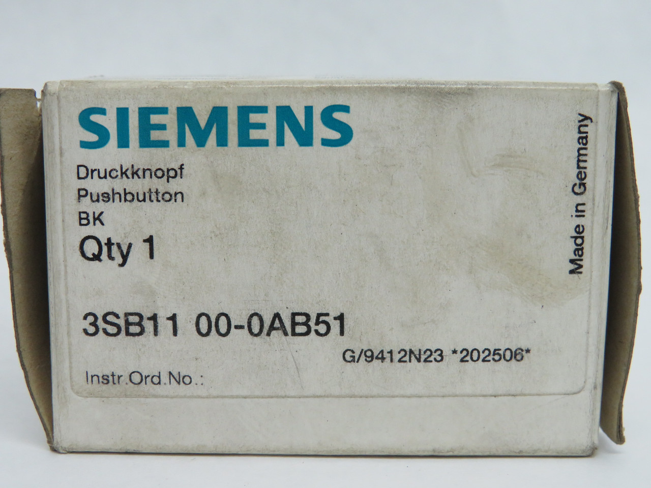 Siemens 3SB1100-0AB51 Momentary Push Button Operator Black Cap BOX WEAR NEW