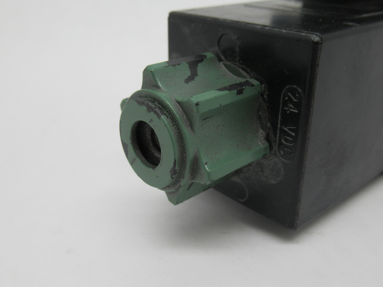 Parker D1VW8C4J-70 Directional Control Valve 24VDC .49A SWAPPED COIL USED