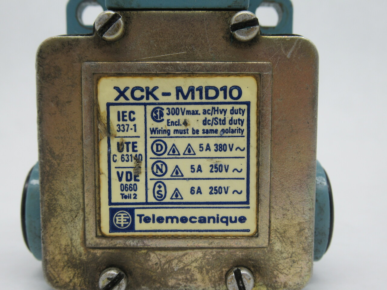 Telemecanique XCK-M1D10 Limit Switch C/W Plunger Head 300VAC/DC 5A@380/250V USED