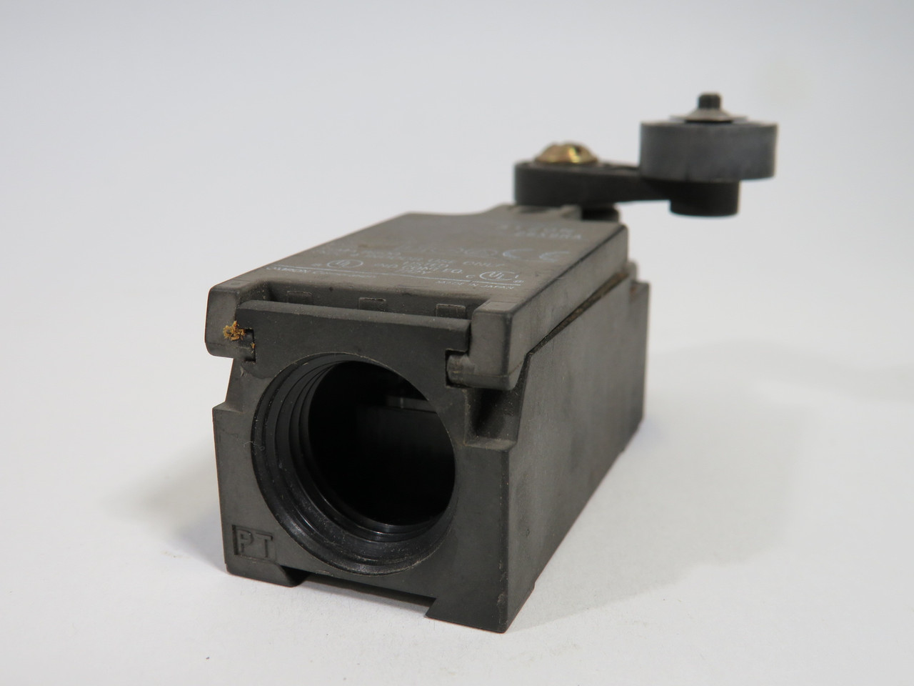 Omron D4D-3120N Roller Lever Limit Switch *Missing Screw* USED