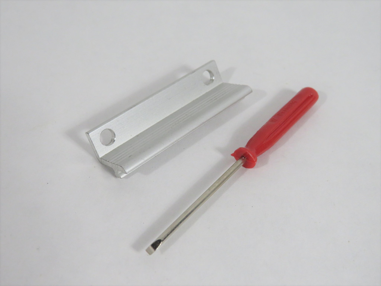 Electromatic APA-3 Mounting Bracket for Photo Switch C/W 77-000 Screw Driver NOP