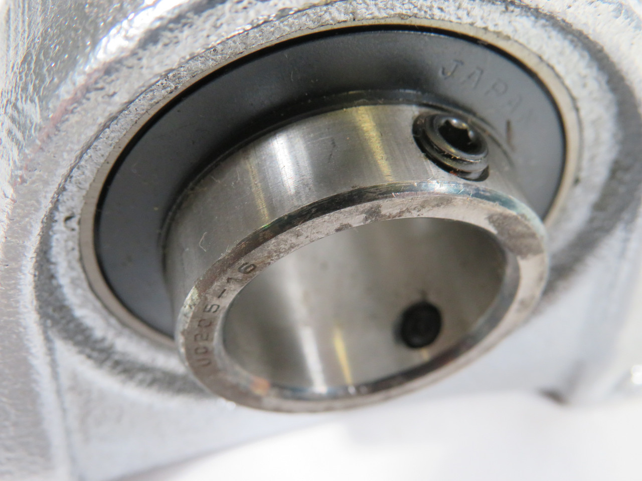 AMI UCP205-16 Pillow Block Bearing Unit 1" Bore 2-Bolt SHELF WEAR ! NOP !