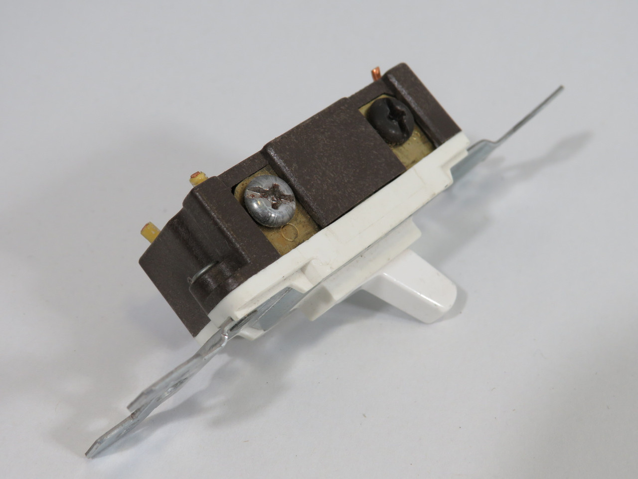 Leviton 1453-W Toggle Switch 15A 120V White No Mounting Screws USED