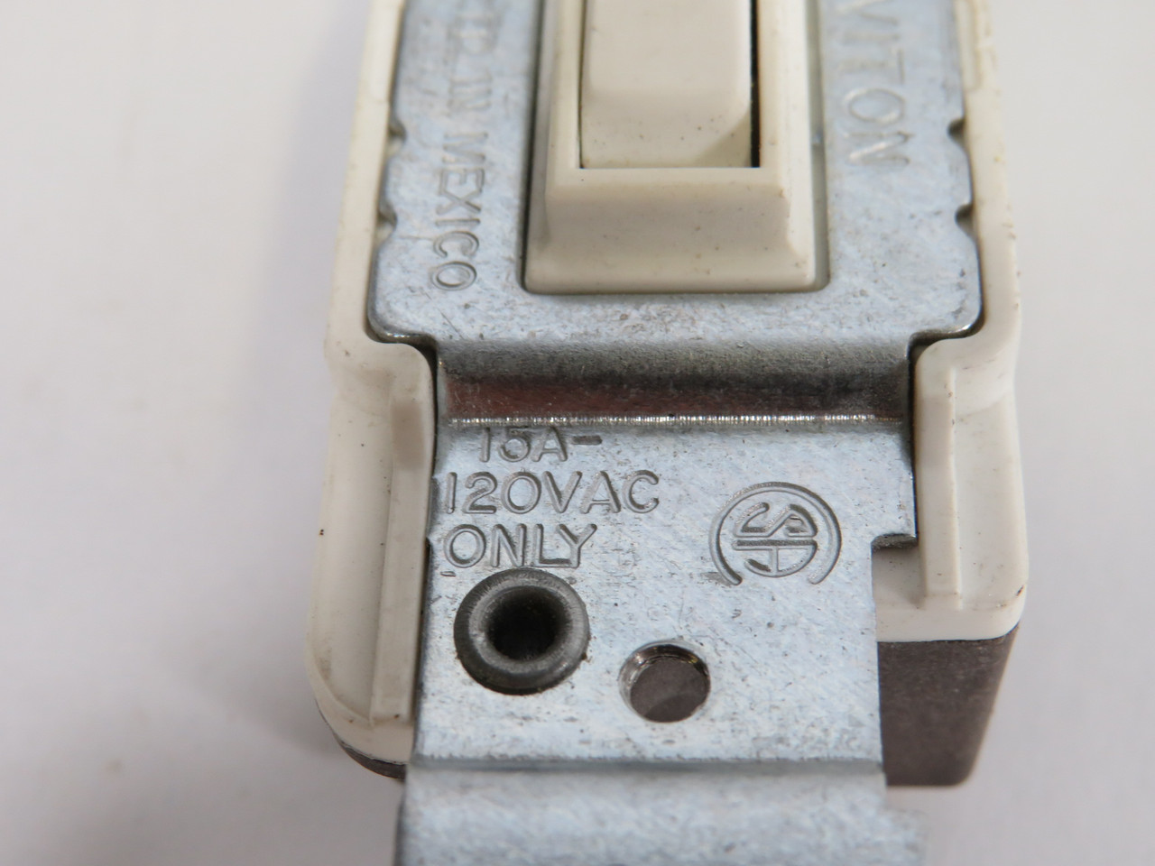 Leviton 1453-W Toggle Switch 15A 120V White No Mounting Screws USED