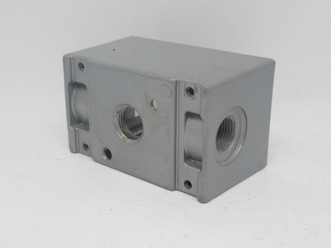 Bell Outdoor 5386-0 Waterproof Box 1-Gang 3-3/4" Knockouts 21.3 CU. In USED