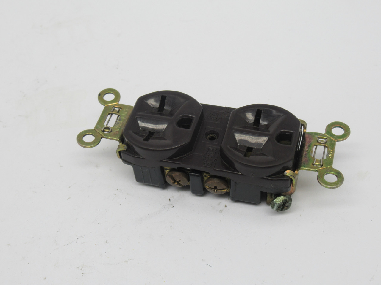 Pass & Seymour 5662 Heavy Duty Duplex Receptacle 15A 250V 2P 3W BROWN USED