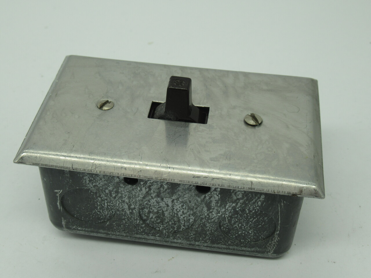 General Electric 5935-2G Toggle Switch 1 Pole 15A 120-277V With Enclosure USED