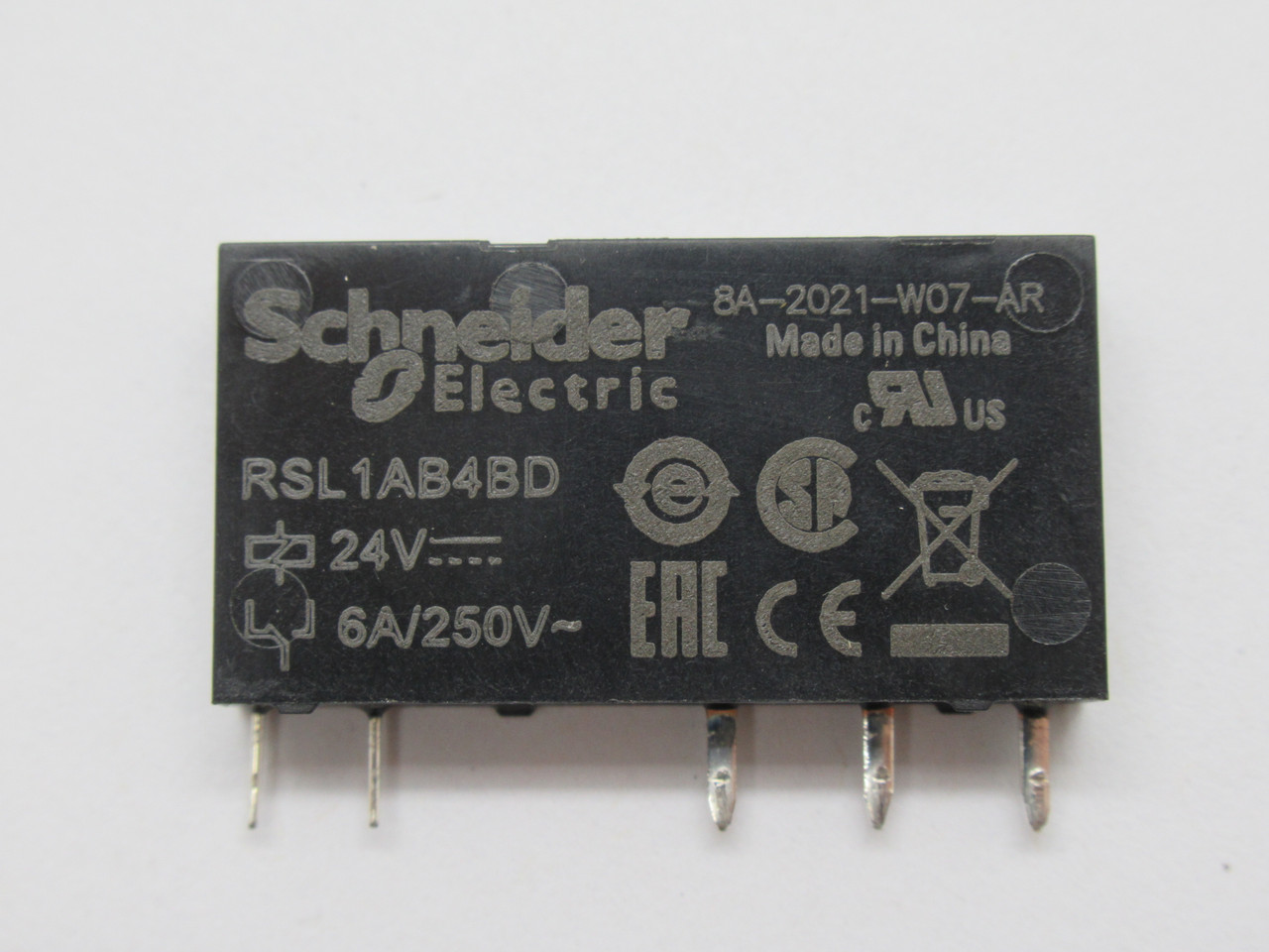 Schneider Electric RSL1AB4BD Slim Interface Plug In Relay 24VDC 6A@250V USED