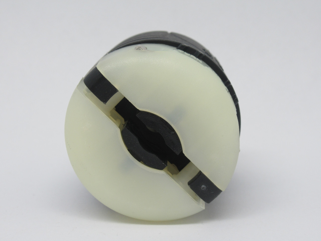 Pass & Seymour Legrand L520-P Turnlok Plug 20A 125V 3W 2P *DAMAGED BOX* NEW