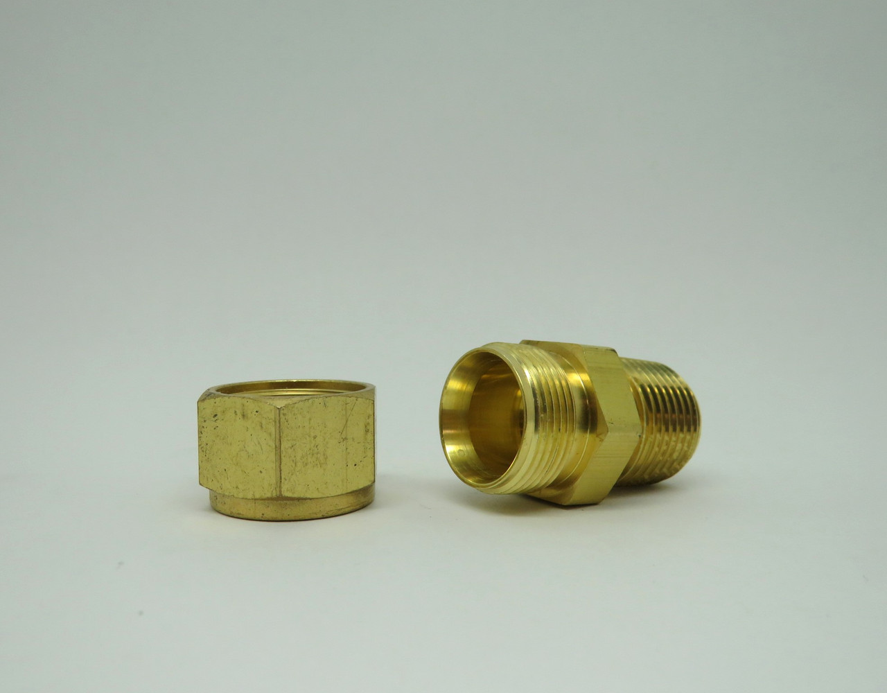 Swagelok B-600-1-8 Male 3/8" Connector x 1/2" Male NPT Brass *Shelf Wear* NOP
