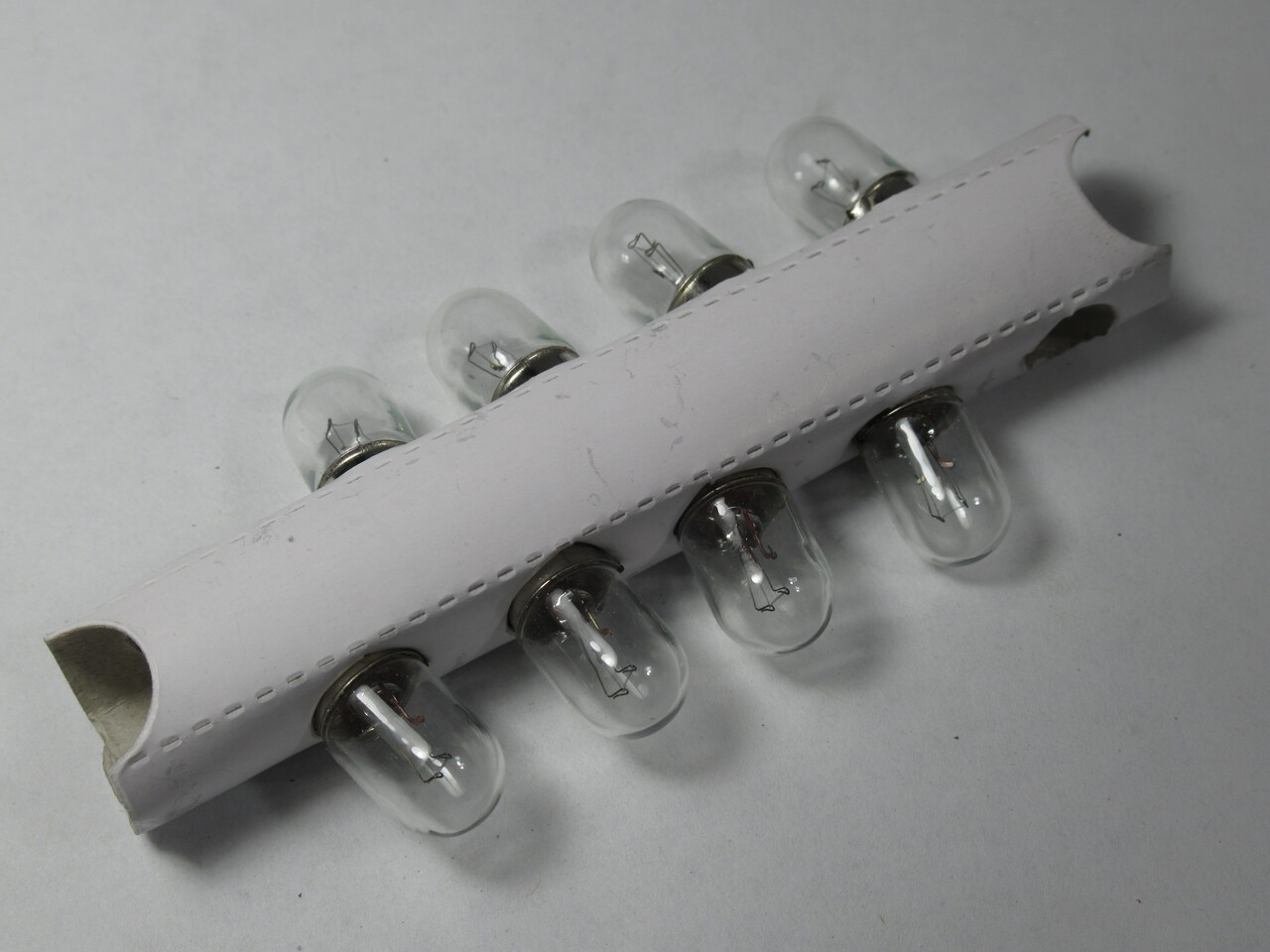 Eiko 1829 Miniature Lamp 28V LOT OF 8 NEW