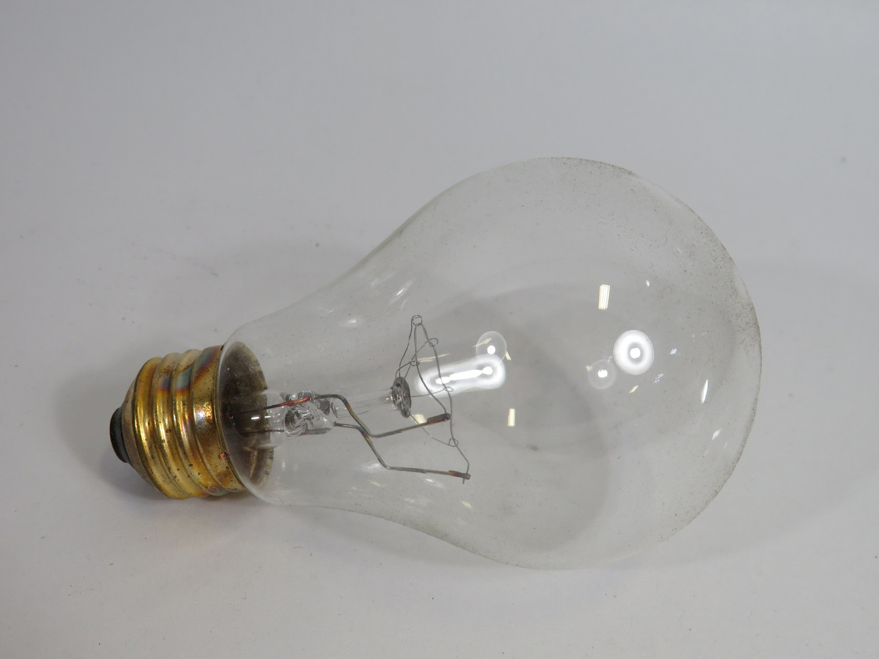Sylvania 69A21/TS/8M A21 Bulb 130V 69W NEW