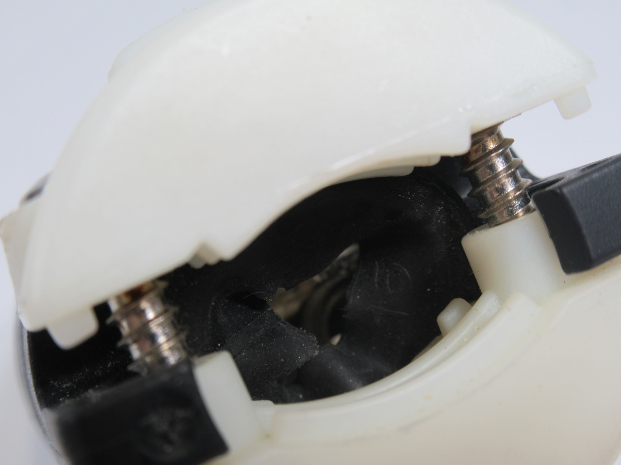 Pass & Seymour Legrand PS5369X Turnlok Connector 20A 125V 2P 3W *Dmg* USED