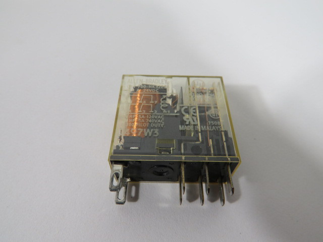 Allen-Bradley 700-HK32Z24 Relay 5A 24VDC 8-Pin Ser A BROKEN CASE USED