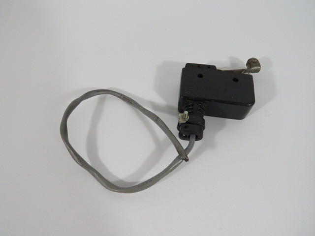 Omron Z-15GW2-B7-K Short Hinge Roller Lever W/AP-Z Cover USED