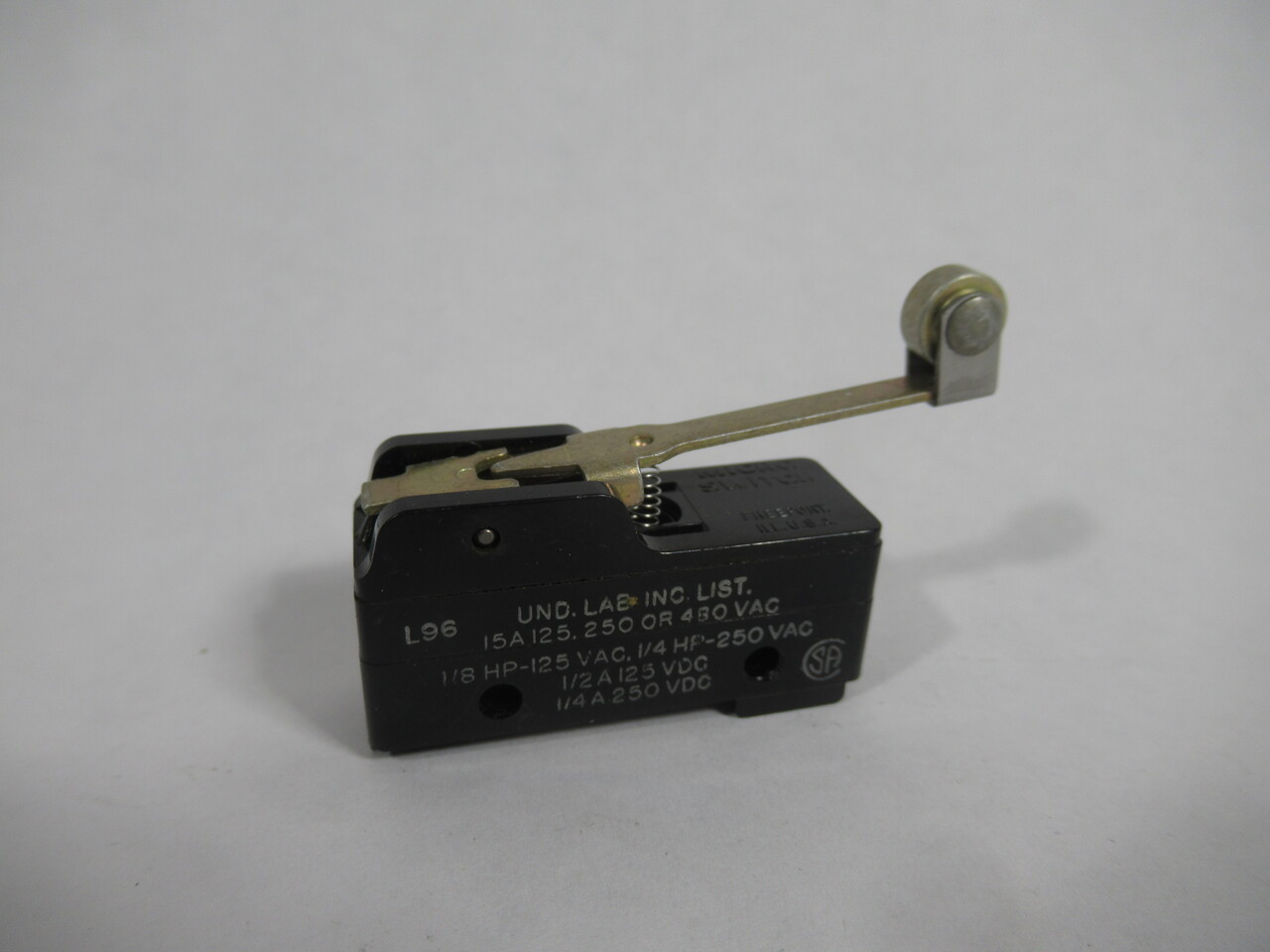 Microswitch BZ-2RW82 Roller Level Limit Switch 15A 125/250/480VAC CHIPPED USED