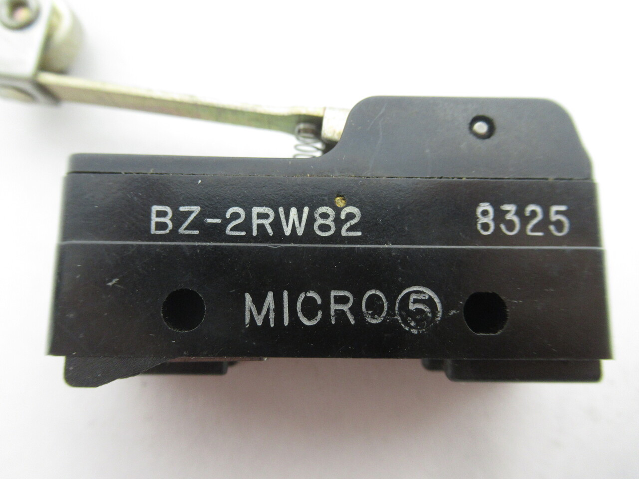Microswitch BZ-2RW82 Roller Level Limit Switch 15A 125/250/480VAC CHIPPED USED