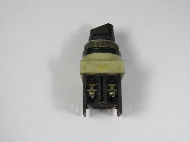 Fuji Electric AH25-P2B11 Selector Switch 1NO/1NC 2-Position USED
