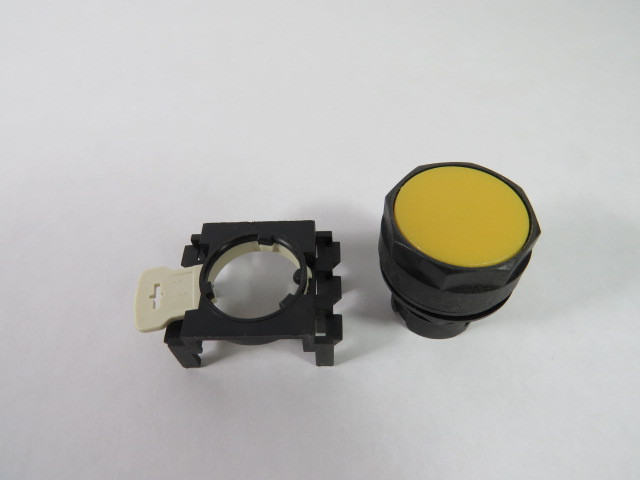 Cutler-Hammer E22PB4 Flush Push Button Yellow Non-Illuminated ! NEW !