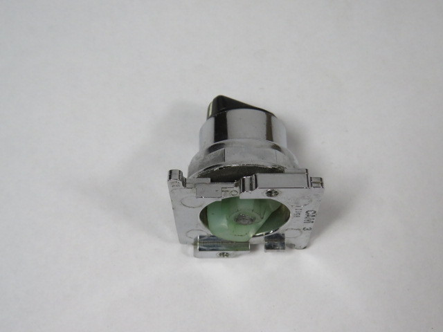 Cutler-Hammer HT8JBH1D Selector Switch Operator Only 3-Position USED