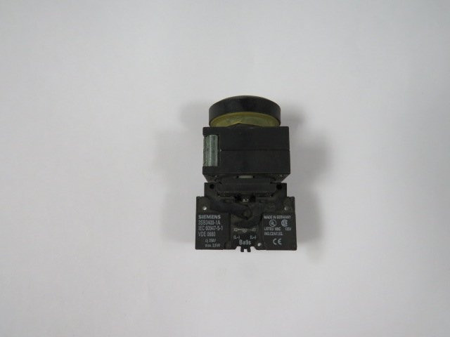 Siemens 3SB3206-0AA31 Yellow Illuminated Push Button w/ Flat Button USED