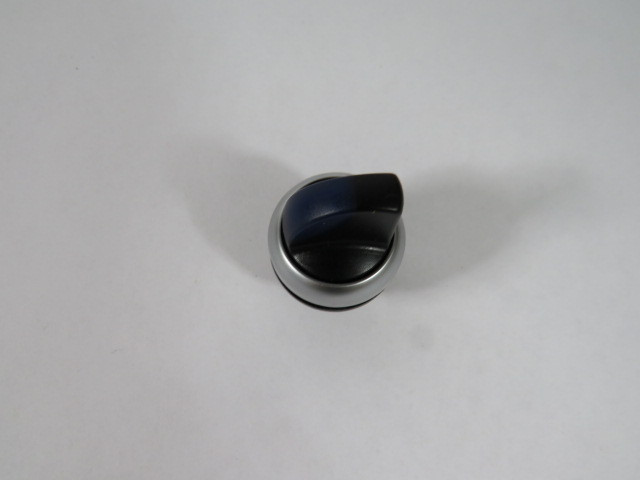 Cutler-Hammer M22-WRLK-B Selector Switch Operator Only 2-Position USED