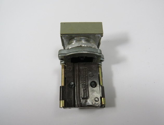 Cutler-Hammer E30AD Two Button Operator w/ Right & Left Marking 1NO/1NC USED