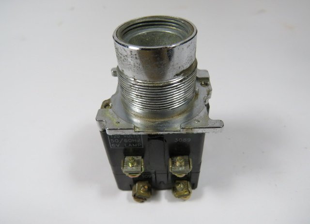 Cutler-Hammer 10250T181N Indicating Light 120V 6V Lamp 1NO/1NC No Lens USED