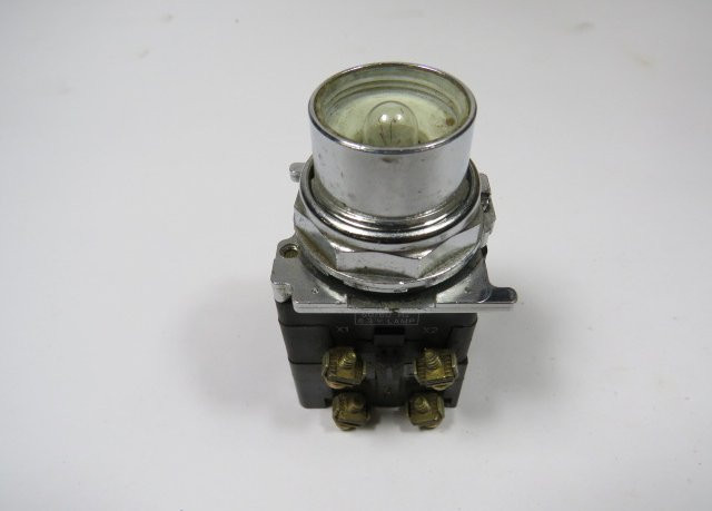 Cutler-Hammer 10250T181N Indicating Light 120V 6.3V Lamp 1NO/1NC No Lens USED
